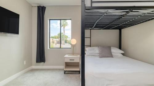 Кровать или кровати в номере Backyard Pool PuttingGreen Playground Modern 5BDR White Agate by AvantStay