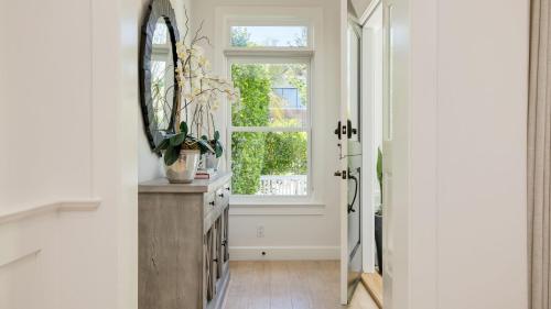 um corredor com um espelho e uma janela em Emerald Cove by AvantStay Mins to Beach Pier em Newport Beach