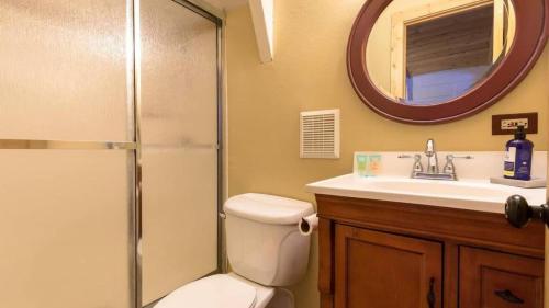 Ένα μπάνιο στο Zephyr by AvantStay Stylish Modified A Frame w Access To Tahoe Donner