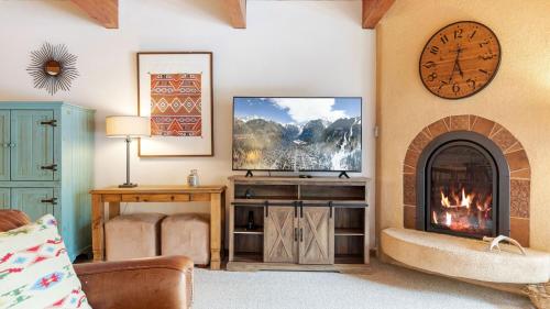 a living room with a fireplace and a tv at Riverside Condos D01 by AvantStay Condo Close To Downtown Town Park Ski Lift 8 in Telluride