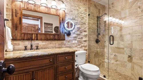 Ένα μπάνιο στο Ghostriders 11 by AvantStay Top Floor Condo w Large Patio Mountain Views