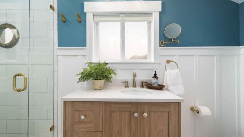 Ένα μπάνιο στο Driftaway by AvantStay Direct Cannon Beach Access w Stunning Views