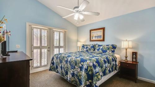 Coral Palm by AvantStay Key West Walkable Gated Community Shared Pool في ستوك آيلاند: غرفة نوم بها سرير ومروحة سقف