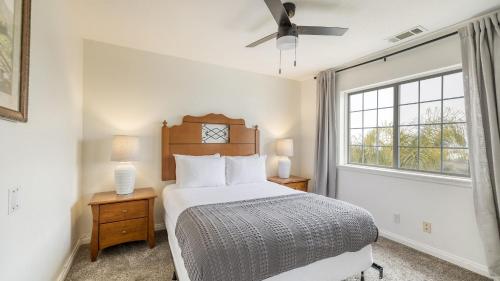 ein Schlafzimmer mit einem Bett und einem Fenster in der Unterkunft Le Grand Bleu by AvantStay Luxury Hilltop Estate in Temecula