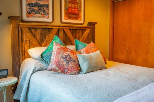 Country Stay 6 Min to Town with Deck & Jetted Tub في لورانس: غرفة نوم عليها سرير ومخدات