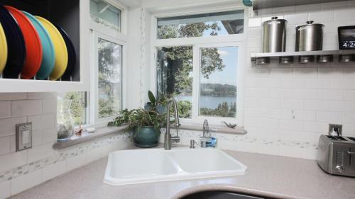 Køkken eller tekøkken på Fairway Harbor View by AvantStay Outdoor Oasis