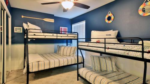 En eller flere senge i et værelse på Fairway Harbor View by AvantStay Outdoor Oasis