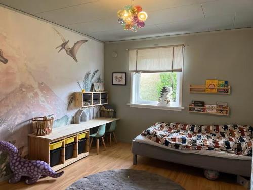 The Scandic Luxe - Landvetter Airport في Torslanda: غرفة نوم بها سرير ومكتب