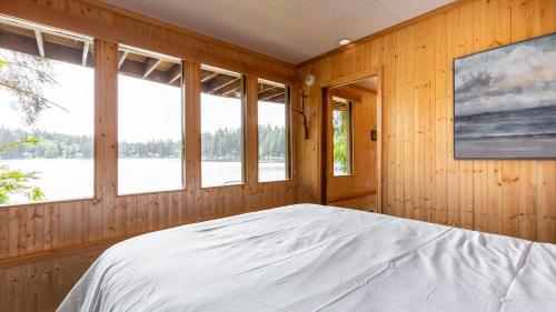 Postel nebo postele na pokoji v ubytování Goss Lake Getaway by AvantStay Lakefront Escape