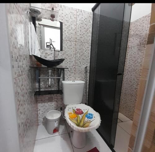 une salle de bains avec toilettes et lavabo dans l'établissement Meu refúgio, à Belém