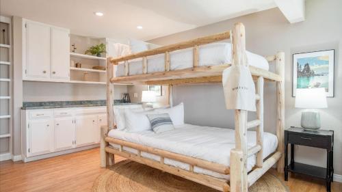 Giường trong phòng chung tại 2 Decks Views Firepit Cozy Modern Relaxing Home Blue Spruce by AvantStay