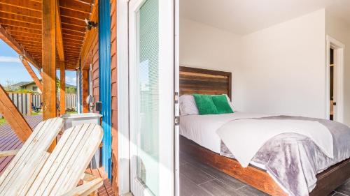 Postel nebo postele na pokoji v ubytování Chateau Coho by AvantStay Easy Beach Access