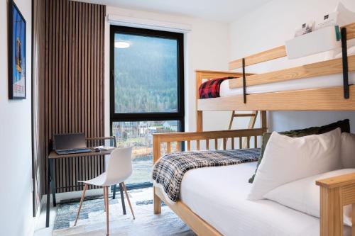 En eller flere senge i et værelse på Wooley Terrace by Revelstoke Vacations