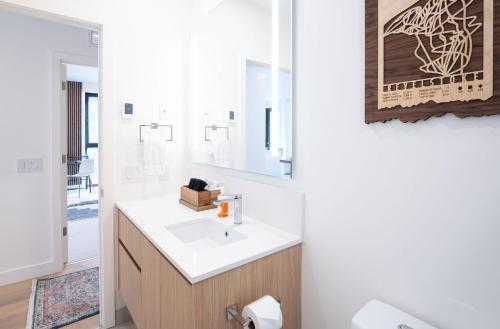 Et badeværelse på Wooley Terrace by Revelstoke Vacations