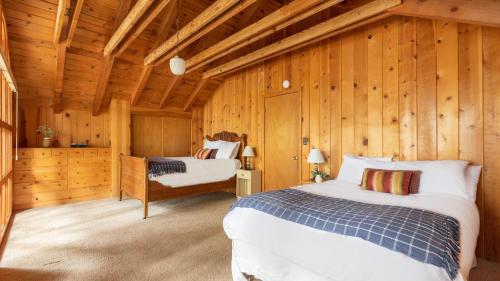 Кровать или кровати в номере Sunnyside by AvantStay Charming Lake Tahoe Chalet on Tahoes West Shore