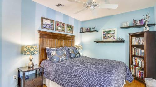 Кровать или кровати в номере Pool 2 Blocks to Duval St Gated Community Shipyard Treasure by AvantStay