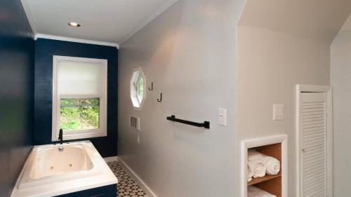 Et badeværelse på Firepit Mountain Views A-Frame in Fairview Honeycomb Hideaway by AvantStay