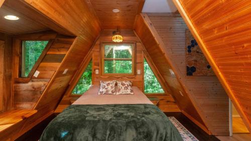 En eller flere senge i et værelse på Firepit Mountain Views A-Frame in Fairview Honeycomb Hideaway by AvantStay