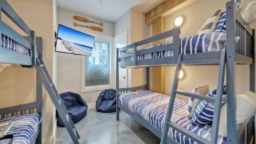 Giường trong phòng chung tại Wild Horse by AvantStay Walk to Beach Pool