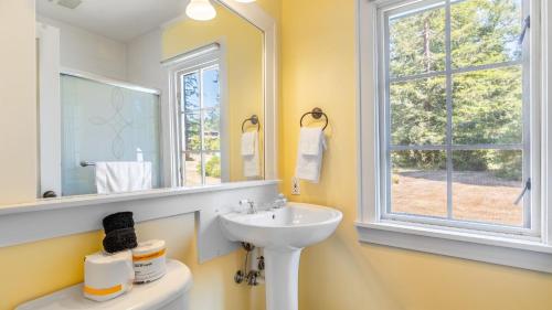 Et badeværelse på Smugglers Lagoon Beach Cottage by AvantStay