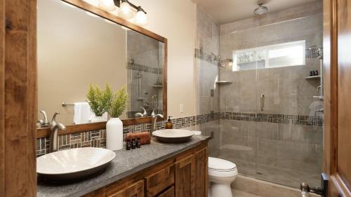 Koupelna v ubytování Atkinson by AvantStay Lake Front Home w Stunning Views in Tahoe Vista