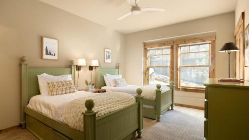 Postel nebo postele na pokoji v ubytování Atkinson by AvantStay Lake Front Home w Stunning Views in Tahoe Vista