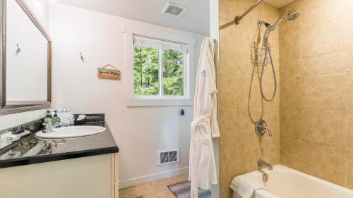 Et badeværelse på Wolf Beach Cottage by AvantStay Harbor Views