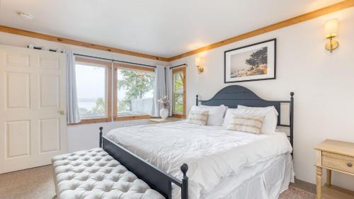 Cove Cottage by AvantStay Waterfront Views Spa في كوبيفيل: غرفة نوم بسرير كبير ونافذة