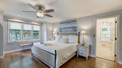 Ένα ή περισσότερα κρεβάτια σε δωμάτιο στο A Frame of Mind by AvantStay Private Dock View