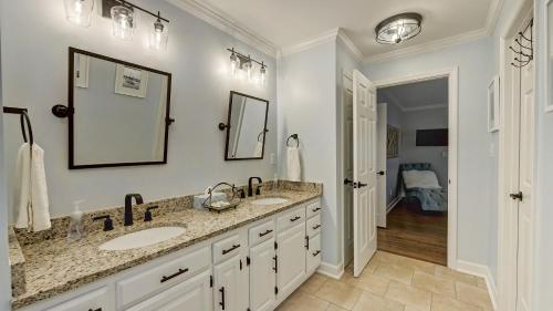 Ένα μπάνιο στο A Frame of Mind by AvantStay Private Dock View