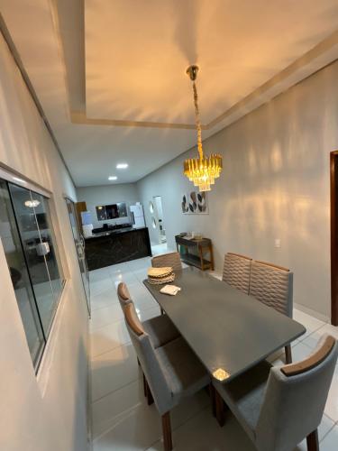 een eetkamer met een tafel en stoelen bij Brisa das dunas in Tutóia