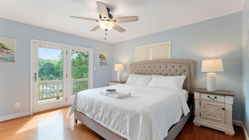 Giường trong phòng chung tại Shades of Summer by AvantStay Gazebo Dock View