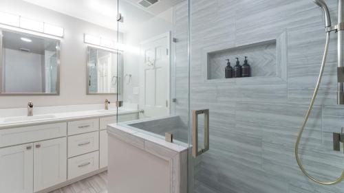 Phòng tắm tại Shades of Summer by AvantStay Gazebo Dock View