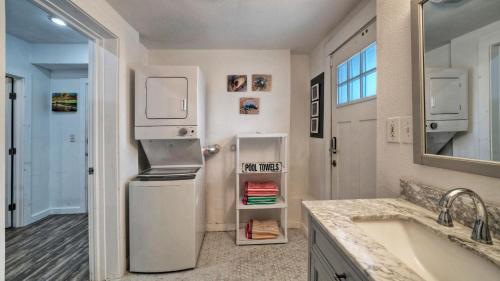 Kuchyň nebo kuchyňský kout v ubytování Port A Hideaway by AvantStay Private Pool