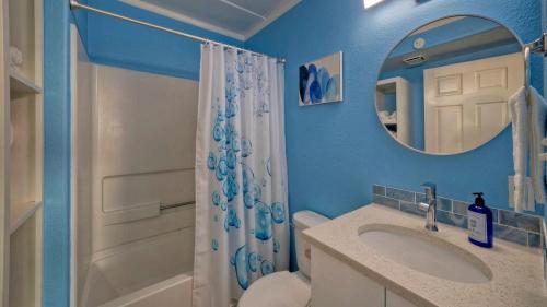 Koupelna v ubytování Oceanfront Condo w Private Balcony Pool Tennis Bubbly Blew by AvantStay