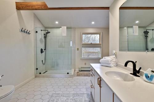 Bear Paw Cabin - 3 Living Areas, Hot Tub & Ping Pong Table في Mendon: حمام أبيض مع حوض ودش