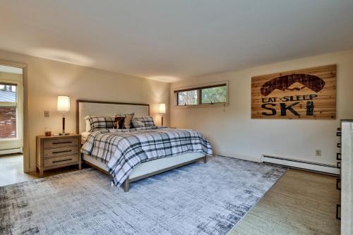 Bear Paw Cabin - 3 Living Areas, Hot Tub & Ping Pong Table في Mendon: غرفة نوم بها سرير ونافذة