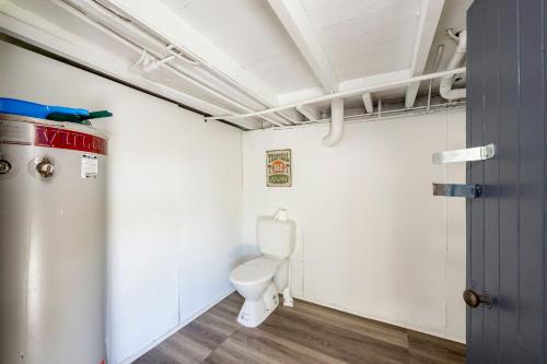 Ένα μπάνιο στο The Cottage 16 Clarke Street Bargara