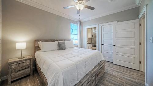 Кровать или кровати в номере Resort Pool Walk to the Beach Island Views Little Beach House by AvantStay