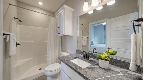 Ванная комната в Resort Pool Walk to the Beach Island Views Little Beach House by AvantStay