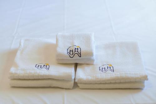 Tres toallas apiladas una encima de la otra en Vale Confort Hotel, en Petrolina