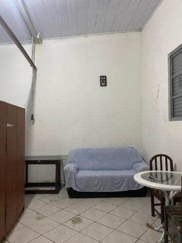 Ένα ή περισσότερα κρεβάτια σε δωμάτιο στο Kitnet perto da praia Coroados