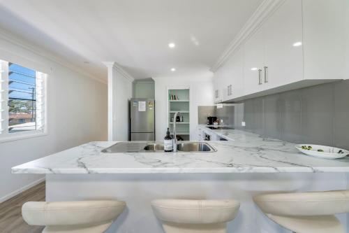 Η κουζίνα ή μικρή κουζίνα στο The Beach House 16 Clarke Street Bargara