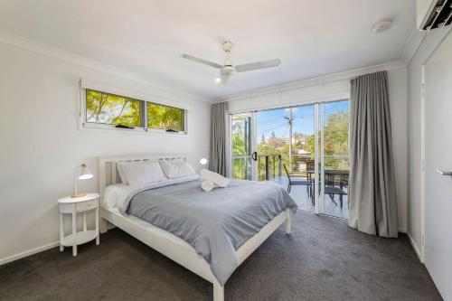 Ένα ή περισσότερα κρεβάτια σε δωμάτιο στο The Beach House 16 Clarke Street Bargara