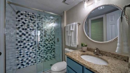 Ванная комната в Stay Palm by AvantStay Boardwalk Pool