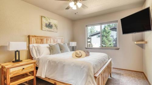 Una cama o camas en una habitación de Hot Tub Air Hockey Foosball Deck Lounge Near Sunriver Mt. Bachelor Skiing