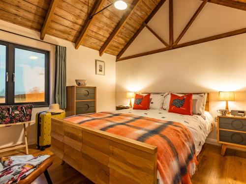 Postel nebo postele na pokoji v ubytování 2 Bed in Moreton Eye 80510