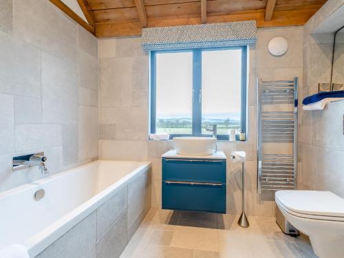 Koupelna v ubytování 2 Bed in Moreton Eye 80510