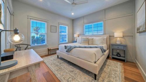 Priv Pool Yard w Putting Green Newly Remodeled Always Sunny by AvantStay في ميناء أرانساس: غرفة نوم بسرير وطاولة ونوافذ