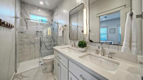 Priv Pool Yard w Putting Green Newly Remodeled Always Sunny by AvantStay في ميناء أرانساس: حمام مع حوض ودش ومرحاض